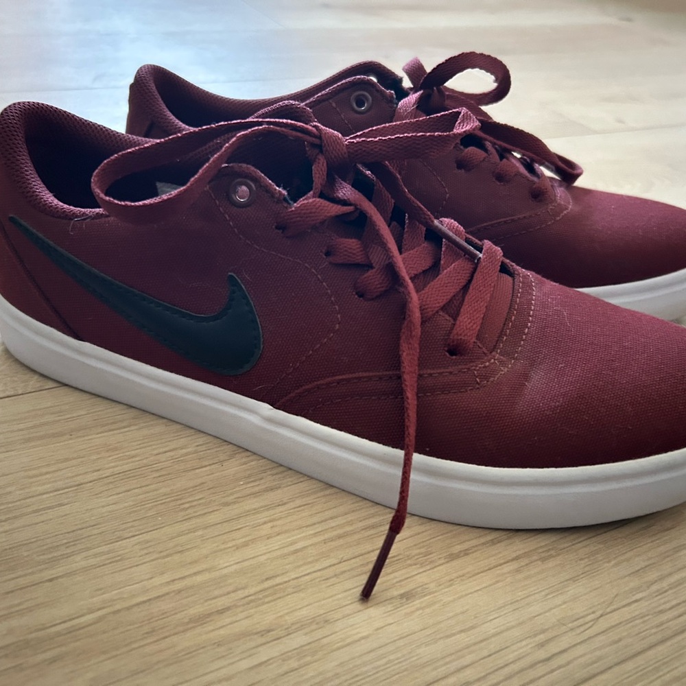 Nike Men's SB low profile sneakers